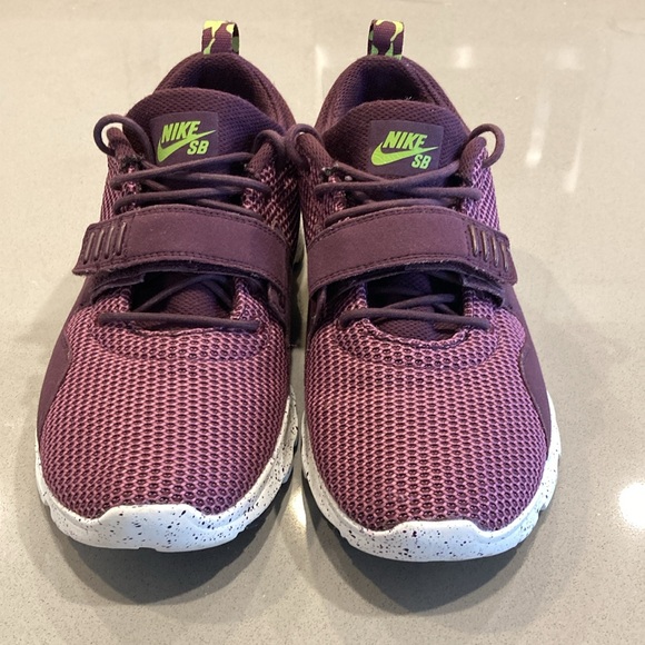 Nike TRAINERENDOR Merlot Low Textile Trainer - Picture 2 of 7